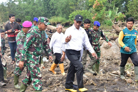 Mentan Andi Amran Sulaiman meninjau dan membantu korban banjir dan longsor di Kabupaten Agam, Sumatra Barat, Sabtu (18/5/2024). Foto: Dok. Kementan