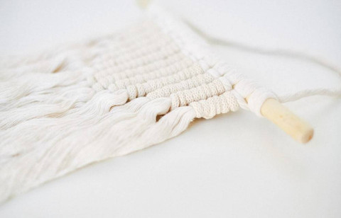 Ilustrasi Produk Kerajinan yang Berasal dari Keahlian Merangkai Tali, sehingga Menghasilkan sebuah Karya Kerajinan. Sumber Unsplash/Elena Putina