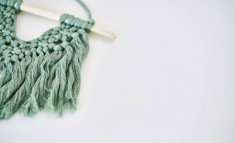 Ilustrasi Produk Kerajinan yang Berasal dari Keahlian Merangkai Tali, sehingga Menghasilkan sebuah Karya Kerajinan. Sumber Unsplash/Elena Putina