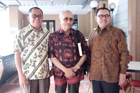 Said Didu (kiri), Salim Said (tengah), dan Sudirman Said (kanan), saat berfoto tersama. Foto: Dok. Sudirman Said