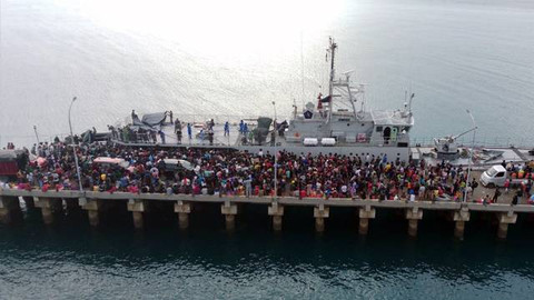 Warga di Pulau Tagulandang, Kabupaten Sitaro, saat mengantre untuk naik ke kapal evakuasi usai erupsi Gunung Ruang terjadi.