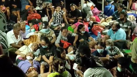 Warga Pulau Tagulandang, Kabupaten Sitaro, saat dievakuasi menggunakan kapal laut usai terjadi erupsi Gunung Ruang.