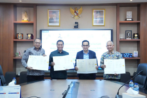 Badan Bank Tanah menandatangani nota kesepahaman (memorandum of understanding) dengan Kementerian Pekerjaan Umum dan Perumahan Rakyat (PUPR), PT Bank Tabungan Negara Tbk (BTN) dan PT Sarana Multigriya Finansial (Persero) tentang sinergi pembangunan dan pembiayaan perumahan. Foto: Badan Bank Tanah