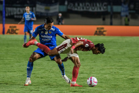 Pemain Persib Bandung Ezra Walian berebut bola dengan pemain Bali United Kadek Agung pada pertandingan semifinal Championship Series-BRI Liga 1 di Stadion Si Jalak Harupat, Kabupaten Bandung, Jawa Barat, Sabtu (18/5/2024). Foto: Novrian Arbi/ANTARA FOTO