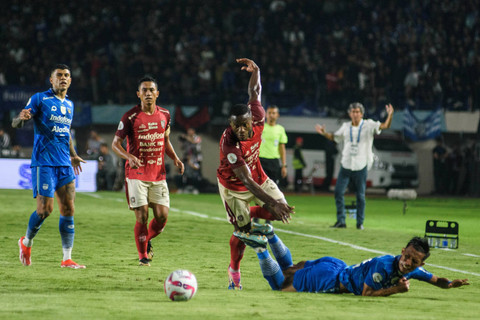 Pemain Persib Bandung Henhen Herdiana berebut bola dengan pemain Bali United Privat Mbarga pada pertandingan semifinal Championship Series-BRI Liga 1 di Stadion Si Jalak Harupat, Kabupaten Bandung, Jawa Barat, Sabtu (18/5/2024). Foto: Novrian Arbi/ANTARA FOTO