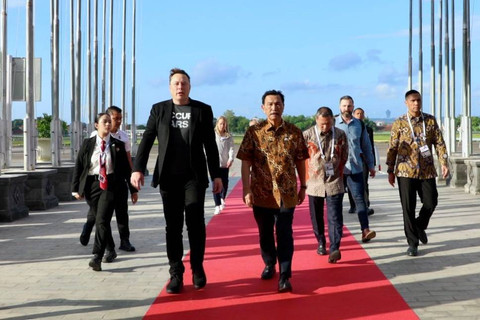 Menko Marves Luhut Binsar Pandjaitan menjemput CEO SpaceX sekaligus Tesla Inc, Elon Musk di Bandara Internasional I Gusti Ngurah Rai, Bali pada Minggu (19/5/2024). Foto: Kemenko Marves