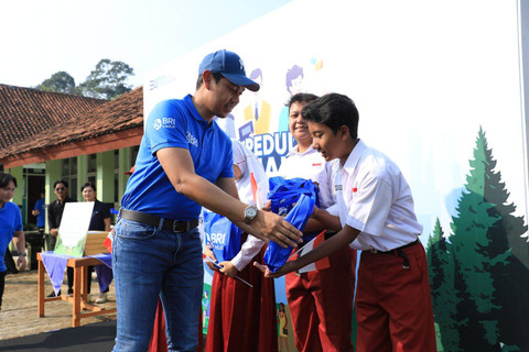BRI Peduli berikan bantuan infrastruktur penunjang kepada SDN 01 dan SDN 02 Gunung Geulis. Foto: Dok. BRI