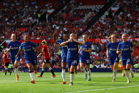 Selebrasi pemain Chelsea usai mencetak gol ke gawang Manchester United pada pertandingan Women's Super League di Old Trafford, Manchester, Inggris, Sabtu (18/5/2024). Foto: Molly Darlington/REUTERS