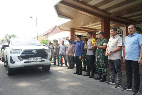 Pj Bupati OKU Teddy Meilwansyah kembali menyalurkan bantuan Pemkab OKU kepada warga yang terdampak banjir, Foto : Istimewa