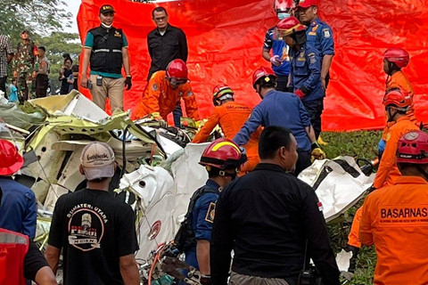 Evakuasi korban pesawat latih jenis TecnamP2006T dengan nomor pesawat PK-IFP yang jatuh di BSD, Tangerang Selatan, Minggu (19/5/2024). Foto: Reza Aditya Ramadhan/kumparan