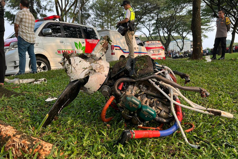 Salah satu bagian pesawat latih jenis TecnamP2006T dengan nomor pesawat PK-IFP yang jatuh di BSD, Tangerang Selatan, Minggu (19/5/2024).   Foto: Reza Aditya Ramadhan/kumparan