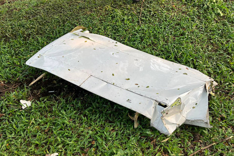 Salah satu bagian pesawat latih jenis TecnamP2006T dengan nomor pesawat PK-IFP yang jatuh di BSD, Tangerang Selatan, Minggu (19/5/2024).   Foto: Reza Aditya Ramadhan/kumparan