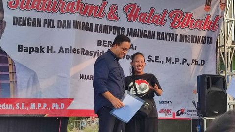 Anies Baswedan saat bertemu dengan Jaringan Rakyat Miskin Kota di Muara Baru, Penjaringan, Jakarta Utara, pada Minggu (19/5/2024). Foto: Rachmadi Rasyad/kumparan