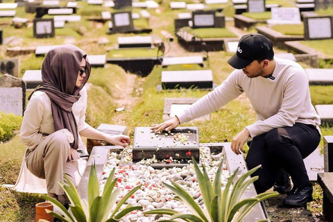  Thariq Halilintar minta izin ke mendiang Adjie Massaid untuk menikahi Aaliyah Massaid. Foto: Instagram/@thariqhalilintar