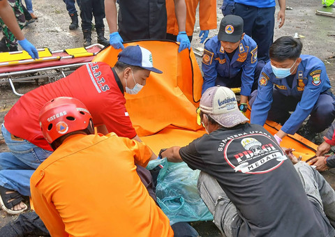Petugas BPBD Kota Tangsel mengevakuasi jenazah korban pesawat jatuh di BSD Serpong, Tangerang Selatan, Banten, Minggu (18/5/2024). Foto: Rais Fauzan Azhar / ANTARA FOTO