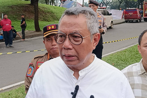 Wali Kota Tangerang Selatan, Benyamin Davnie di lokasi pesawat jatuh di kawasan BSD, Tangerang Selatan, Minggu (19/5/2024). Foto: Zamachsyari/kumparan