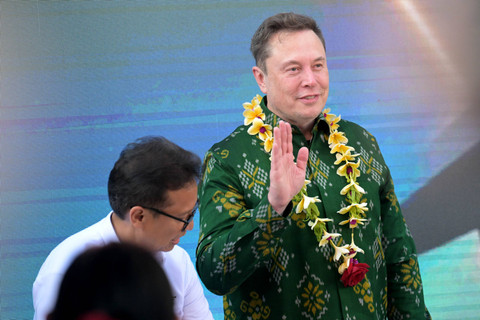 Elon Musk menandatangani dokumen sebelum meresmikan unit satelit Starlink di pusat kesehatan masyarakat di Denpasar, Bali, Indonesia (19/5/2024). Foto: Sonny Tumbelaka/AFP