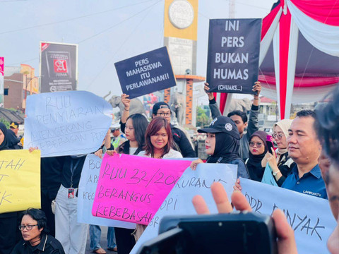 Jurnalis Lampung gelar aksi tolak RUU Penyiaran, Minggu (19/5/2024) | Foto: Roza Hariqo / Lampung Geh