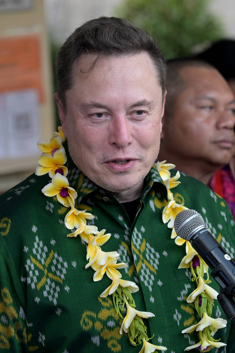 Elon Musk dalam konferensi pers upacara yang diadakan untuk meresmikan unit satelit Starlink di pusat kesehatan masyarakat di Denpasar, Bali (19/5/2024). Foto: Sony Tumbelaka/AFP