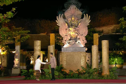 Puan Maharani bersalaman dengan Presiden Joko Widodo pada acara Gala Dinner KTT World Water Forum ke-10 di Bali, Minggu (19/5/2024). Foto: Dok. YouTube Sekretariat Presiden