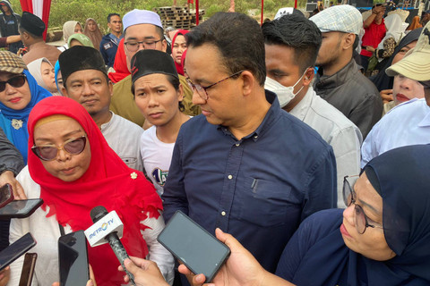 Anggota Jaringan Warga Miskin Kota, Eni, saat mengeluhkan kepemimpinan Heru Budi di depan Anies.  Foto: Rachmadi Rasyad/kumparan