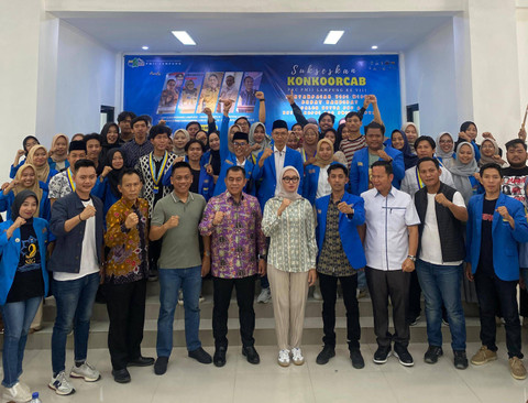 Ketua PKC PMII Lampung Ahmad Hadi Baladi Ummah bersama dengan para panelis debat kandidat Calon Ketua PKC dan Ketua KOPRI PKC PMII Lampung serta kader-kader PMII Lampung. | Foto : Eka Febriani / Lampung Geh