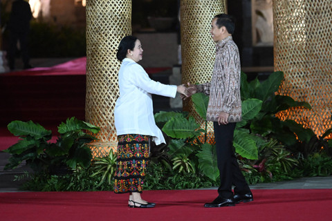 Presiden Joko Widodo berjabat tangan dengan Perwakilan Presiden IPU (Inter-Parliementary Union) Puan Maharani sebelum Welcoming Dinner World Water Forum ke-10 2024 di Taman Budaya Garuda Wisnu Kencana (GWK), Badung, Bali, Minggu (19/5/2024). Foto: Nova Wahyudi/Media Center World Water Forum 2024/ANTARA