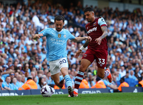 Bernardo Silva dari Manchester City beraksi bersama Emerson Palmieri dari West Ham United  Foto: Molly Darlington/REUTERS