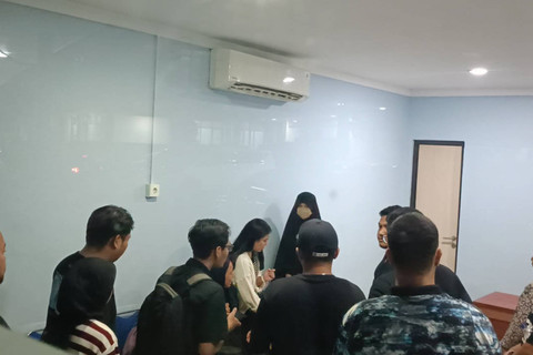 Keluarga salah satu korban pesawat jatuh di BSD tiba di RS Polri, Kramat Jati, Jakarta Timur, Minggu (19/5/2024). Foto: Fadhil Pramudya/kumparan