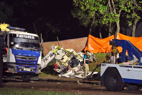 Serpihan pesawat jenis TecnamP2006T, yang dimiliki Indonesia Flying Club nomor lambung pesawat PK-IFP yang jatuh di Lapangan Sunburst, Kecamatan Serpong, Kota Tangerang Selatan, dievakuasi. Foto: Dok. kumparan