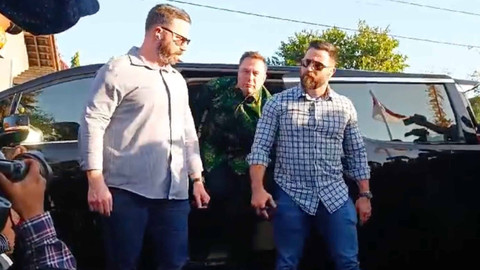 Elon Musk dikawal 2 pria brewokan saat di Bali. Dok: Denita/kumparan.