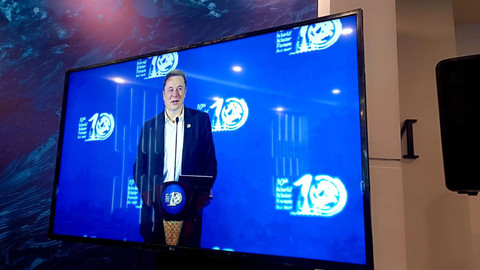 Pendiri SpaceX sekaligus Tesla Inc, Elon Musk saat memberikan sambutan dalam World Water Forum (WWF) ke-10 di Nusa Dua, Kabupaten Badung, Bali, Senin (20/5) di potret dari media center/Denita br Matondang-Kumparan.