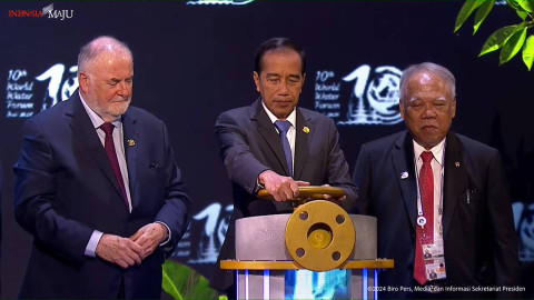 Presiden Joko Widodo (tengah) meresmikan KTT World Water Forum ke-10 di Bali, Senin (20/5/2024). Didampingi Presiden Dewan Air Dunia Loic Fauchon dan Menteri PUPR Basuki Hadimuljono. Foto: YouTube/Sekretariat Presiden