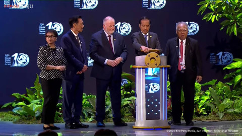 Dari kiri ke kanan: Menlu Retno Marsudi, Menko Marves Luhut Pandjaitan, Presiden Dewan Air Sedunia (WWF) Loic Fauchon, Presiden Jokowi, dan Menteri PUPR Basuki Hadimuljono saat meresmikan KTT World Water Forum ke-10 di Bali, Senin (20/5/2024) Foto: YouTube/Sekretariat Presiden