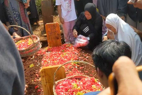 Suasana pemakaman Mayor (purn) Suanda di TPU Kebon Kelapa Kampung Karangmalang, Kelurahan Kesambi, Kecamatan Sunyaragi, Kota Cirebon, Senin (20/5/2024). Foto: kumparan