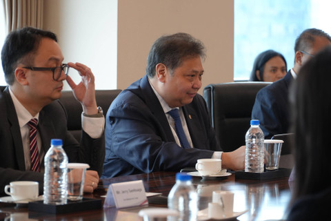Menteri Koordinator Bidang Perekonomian Airlangga Hartarto bertemu dengan CEO LG CNS Shingyoon Hyun di Seoul, Korea Selatan, Senin (20/5/2024). Foto: Kemenko Marves