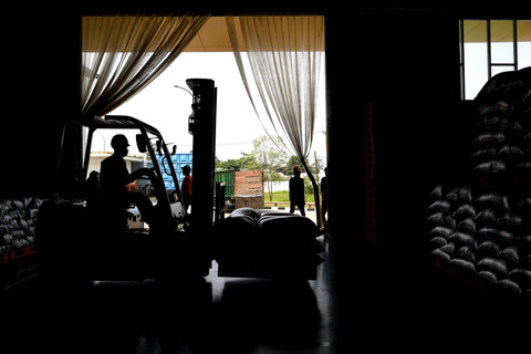Petugas merapikan karung yang berisi beras dengan alat berat di Sentra Penggilingan Padi (SPP) Bulog di Karawang, Jawa Barat, Senin (20/5/2024).  Foto: M Risyal Hidayat/ANTARA FOTO