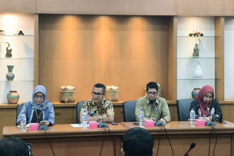 Konferensi pers Juru Bicara Kementerian Perindustrian Febri Hendri Antoni membahas penumpukan kontainer di pelabuhan terkendala izin impor, Kantor Kemenperin, Senin (20/5/2024).  Foto: Akbar Maulana/kumparan