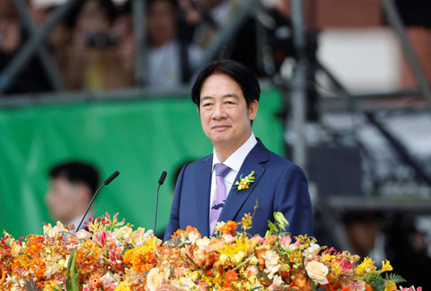 Presiden baru Taiwan Lai Ching-te terlihat di atas panggung saat upacara pelantikan di luar gedung kantor Kepresidenan di Taipei, Taiwan (20/5/2024). Foto: Carlos Garcia Rawlins/ REUTERS