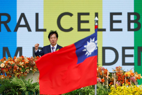 Presiden baru Taiwan Lai Ching-te berbicara di atas panggung saat upacara pelantikan di luar gedung kantor Kepresidenan di Taipei, Taiwan (20/5/2024). Foto: Carlos Garcia Rawlins/ REUTERS