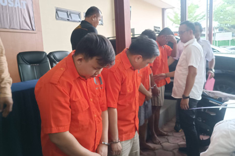 Pelaku penyekapan perempuan open BO di Kemayoran ditampilkan polisi dengan baju tahanan, Senin (20/5/2024). Foto: Thomas Bosco/kumparan