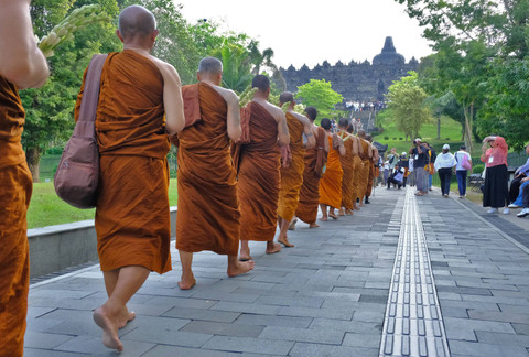 Sejumlah Bhikkhu Thudong berjalan menuju Candi Borobudur, Magelang, Jawa Tengah, Senin (20/5/2024). Foto: Anis Efizudin/ANTARA FOTO