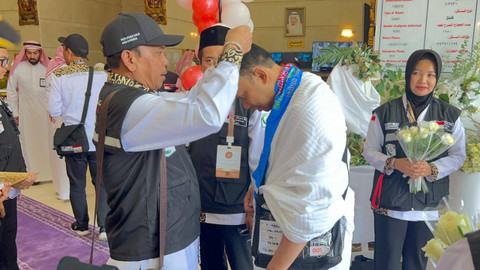 Jemaah haji dikalungkan smart card. dok Salmah Muslimah/kumparan