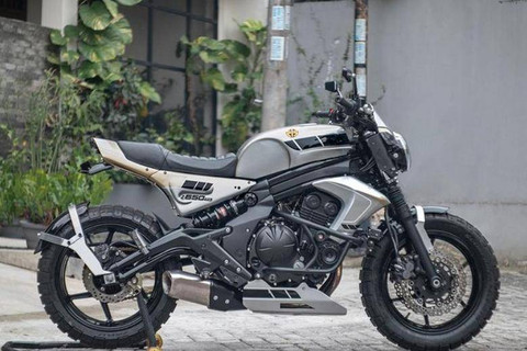 Motor kustom dengan konsep scrambler dari bahan Kawasaki ER-6N garapan Batakastem. Foto: Dok. Instagram/@batakastem_workshop