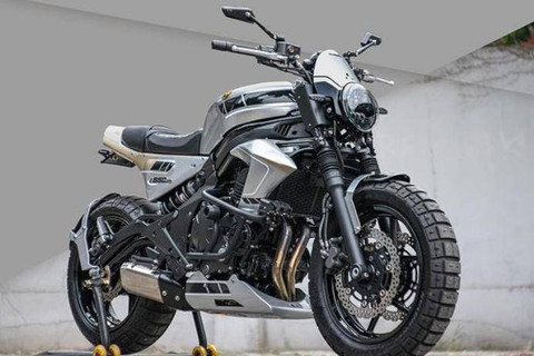Motor kustom dengan konsep scrambler dari bahan Kawasaki ER-6N garapan Batakastem. Foto: Dok. Instagram/@batakastem_workshop