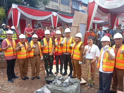 Peletakan batu pertama tugu pagoda dan gapura oleh Walikota Bandar Lampung Eva Dwiana, wakil walikota Bandar Lampung Deddy Amarullah, Sekda kota Iwan Gunawan, Kapolresta Kombes Pol Abdul Waras, serta paguyuban thionghoa. | Foto : Eka Febriani / Lampung Geh