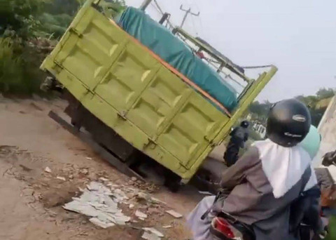 Truk terperosok masuk ke lubang jalan di Lampung Tengah | Foto: Davin Kurniawan