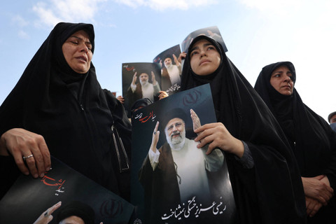 Orang-orang berkumpul untuk berduka atas meninggalnya mendiang Presiden Iran Ebrahim Raisi, di Teheran, Iran (20/5/2024). Foto: Majid Asgaripour/WANA (West Asia News Agency) via REUTERS 
