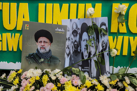 Karangan bunga duka cita atas meninggalnya Presiden Iran Ebrahim Raisi di depan Kedubes Iran untuk Indonesia di Jakarta, Selasa (21/5/2024). Foto: Jamal Ramadhan/kumparan