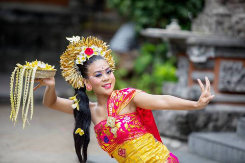 Ilustrasi Mengapa Konsentrasi Sangat Dibutuhkan Dalam Menarikan Tari Saman, Foto: Unsplash/CreativaImages.